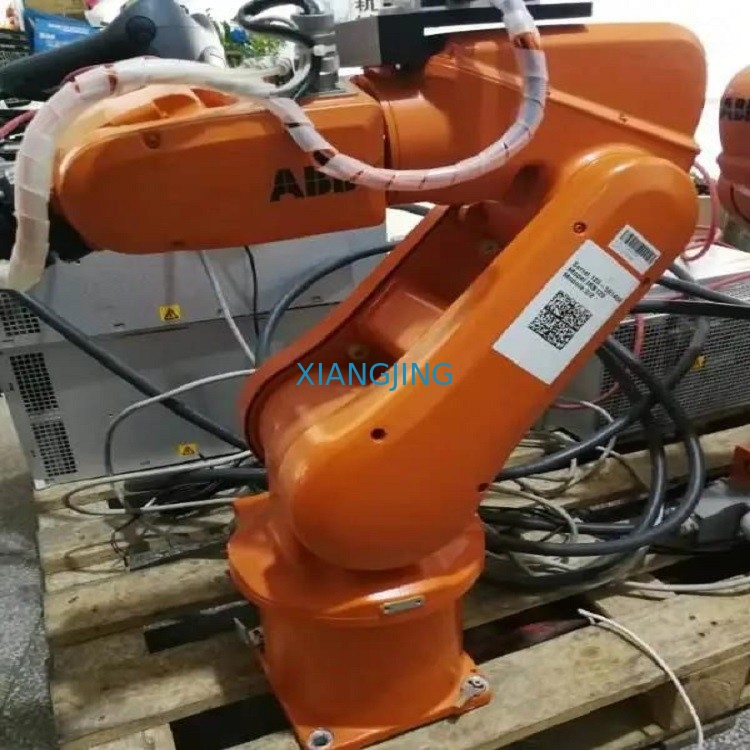 সেকেন্ড হ্যান্ড IRB1200 পিক এবং প্লেস এবং হস্তান্তরের জন্য গ্রিপার সহ রোবট ABB ব্যবহার করেছে