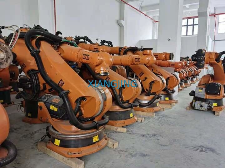 বাছাই এবং স্থানের জন্য KR 300-2 PA 5 অক্ষের রোবট আর্ম KUKA ব্যবহার করা হয়েছে